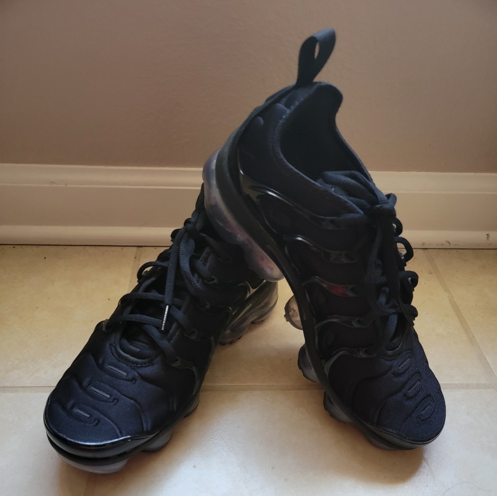 Womens euc sz 9 black airmax sneakers